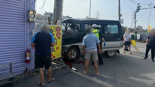 苗栗廂型車連撞2車！轉彎再撞號誌桿　夫妻檔1死1命危