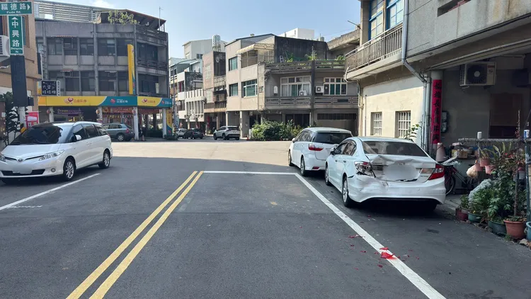 路邊挨撞的轎車。民眾提供