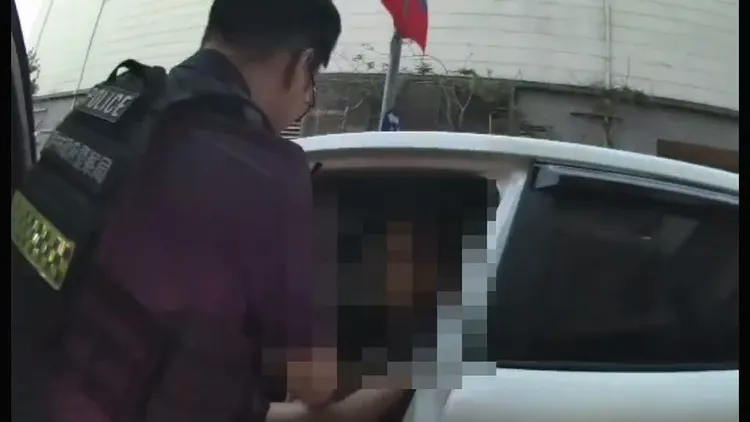 邱男肇逃在路口陷入車陣，被警方逮捕。民眾提供