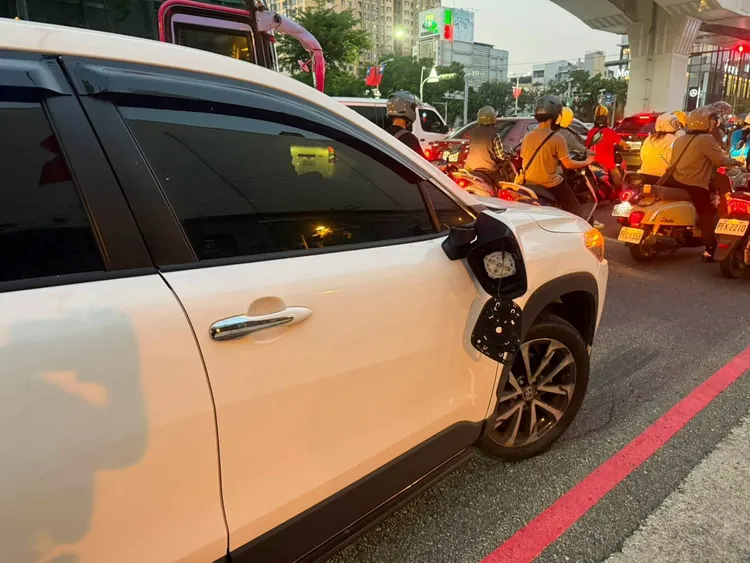 邱男轎車右後照鏡撞斷。民眾提供