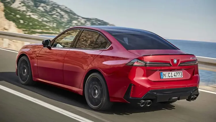 M350 xDrive綜效輸出437匹馬力、峰值扭力428 lb-ft，0-60mph加速最快僅3.9秒。原廠照片