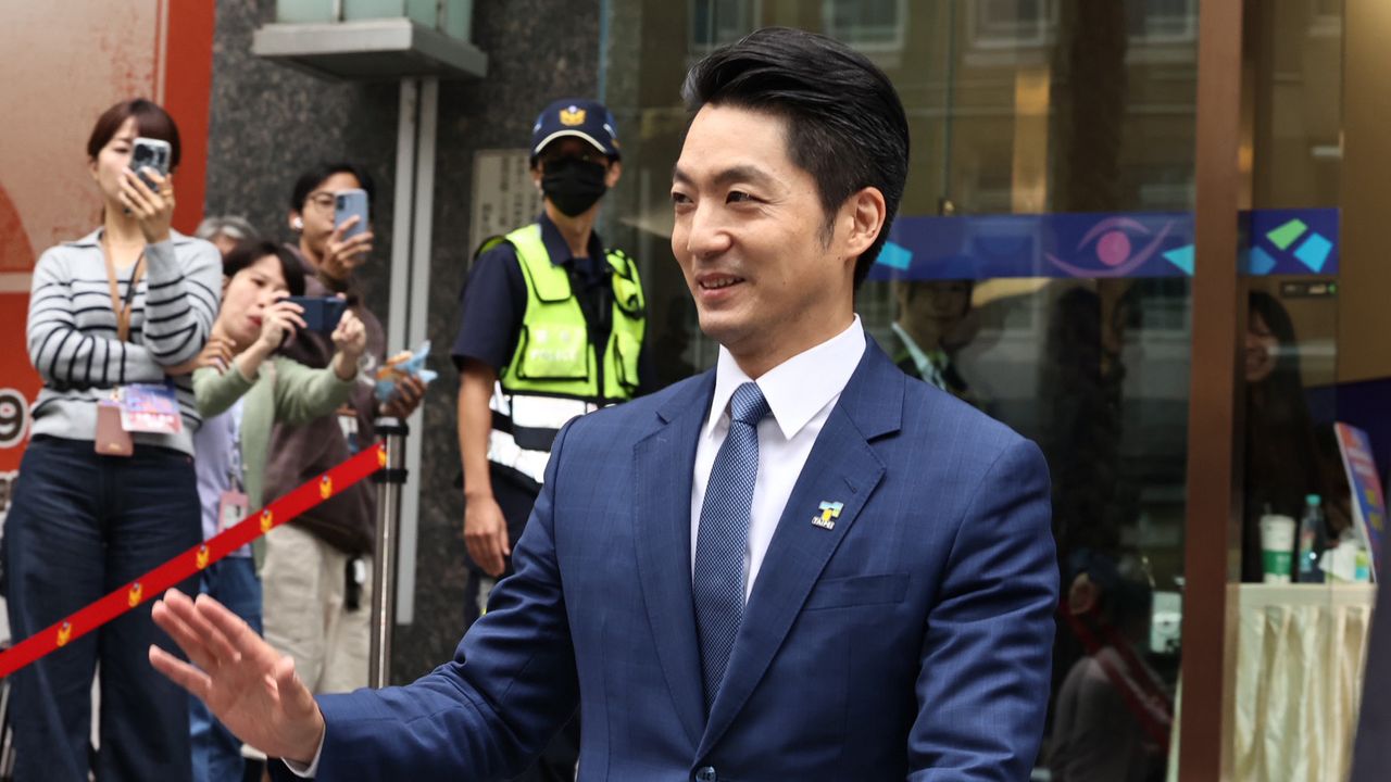 計算蔣萬安低頭看稿XXX次 吳思瑤恭喜他恢復健康聲音宏亮