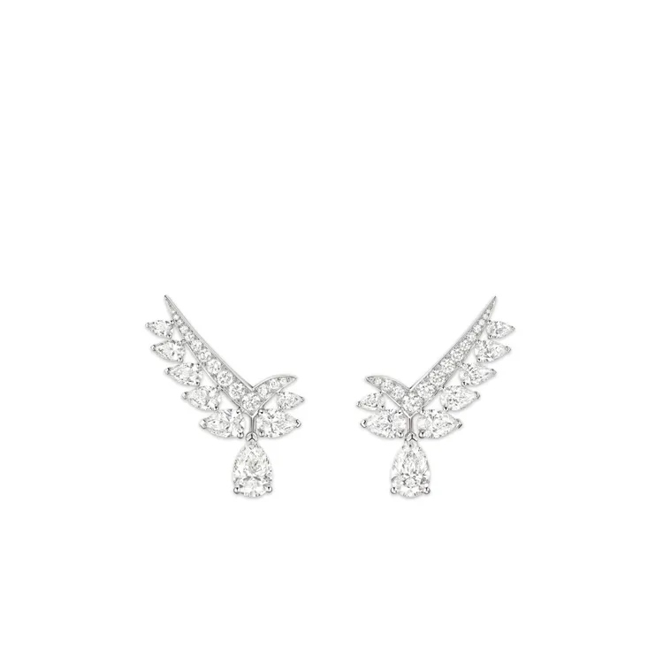 Chaumet Joséphine Impériale 18K白金耳環，鑲嵌2顆重約1克拉的梨形鑽石，以及梨形和明亮式切割鑽石，494萬1000元。品牌提供