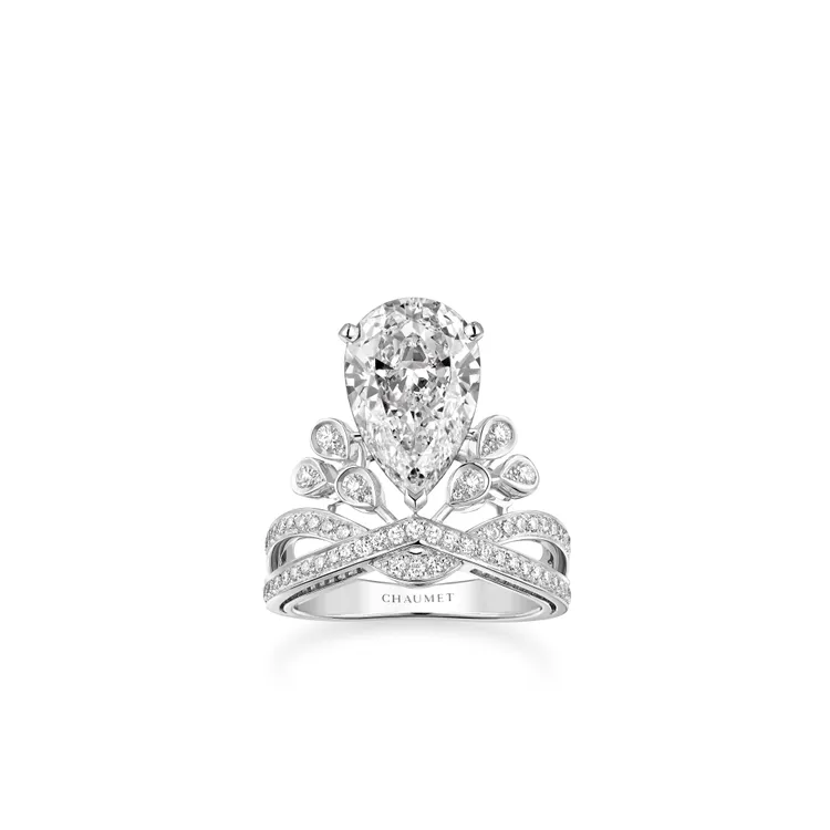 Chaumet Joséphine Impériale鉑金單鑽戒指，鑲嵌1顆重約3克拉的梨形鑽石和明亮式切割鑽石，687萬4000元。品牌提供