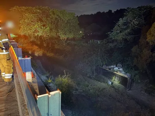 國道3號燕巢路段凌晨2時砂石車撞護欄墜邊坡　駕駛送醫不治
