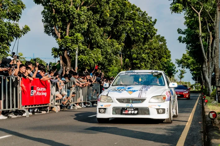 MORIZO原點遊行車隊依序駛入封街路段， Supra(第四代)、Altezza、86、LFA等經典車款帶領民眾回顧GR品牌歷程。業者提供