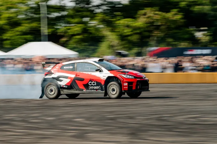 豐田章男會長MORIZO以神秘嘉賓身分駕駛GR YARiS Rally2自後台登場，精準甩尾引爆全場歡呼。業者提供
