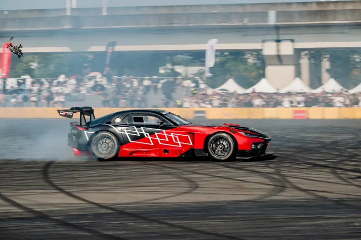 ROOKIE Racing石浦宏明選手駕駛GR GT3接力登場，與GR GT雙車同步甩尾，現場觀眾齊聲喝采。業者提供