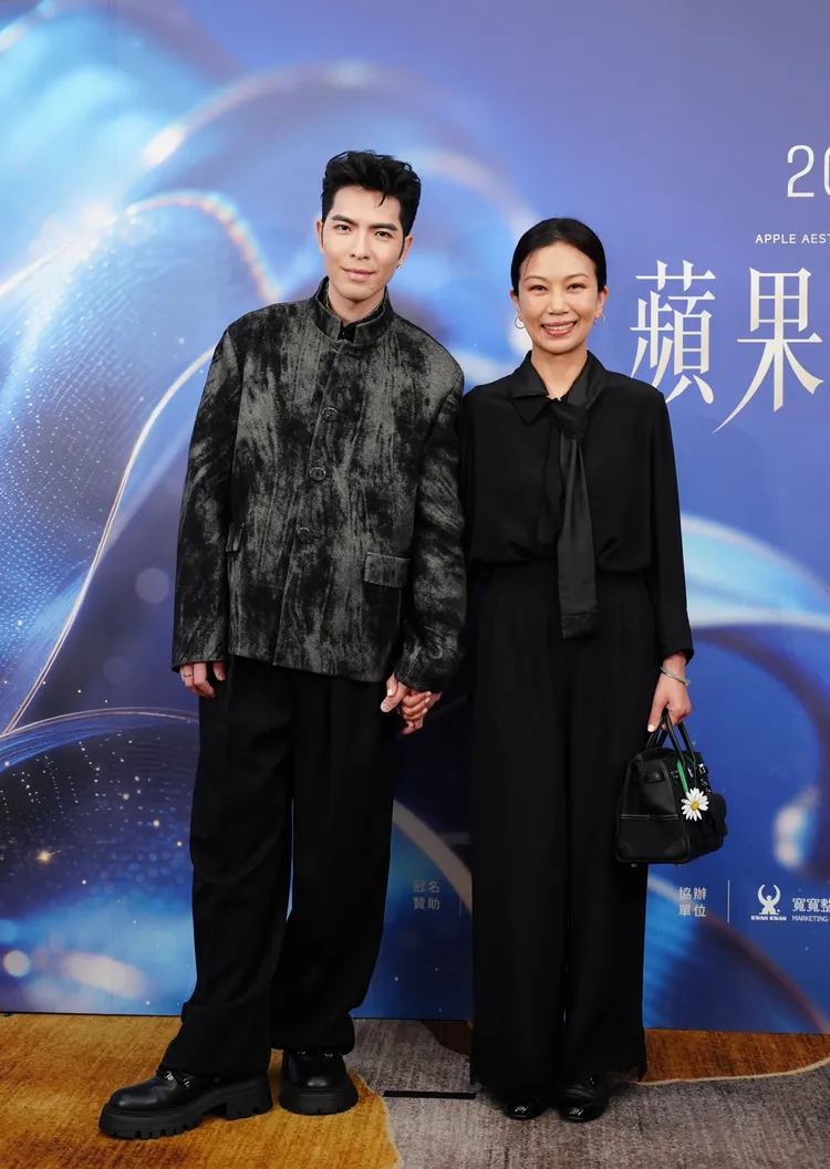 蕭敬騰與愛妻Summer開心分享出席「蘋果愛美獎」的心情。娛樂中心攝