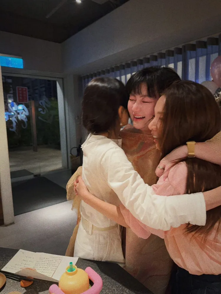 Selina與姐妹淘開心抱在一起。翻攝Selina臉書
