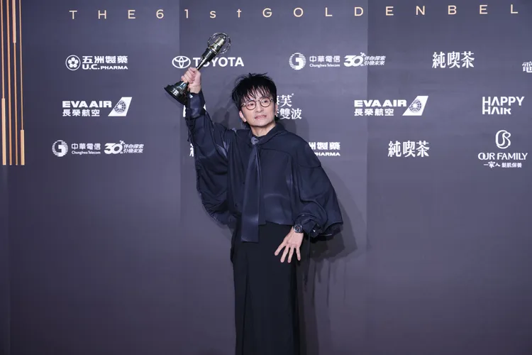 唐從聖終於以演員的身分抱回金鐘，難忘恩師李國修教導。攝影中心攝