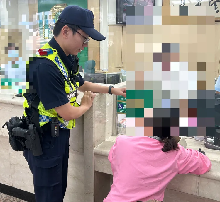 員警與銀行人員最後成功打消女子的領款念頭。民眾提供