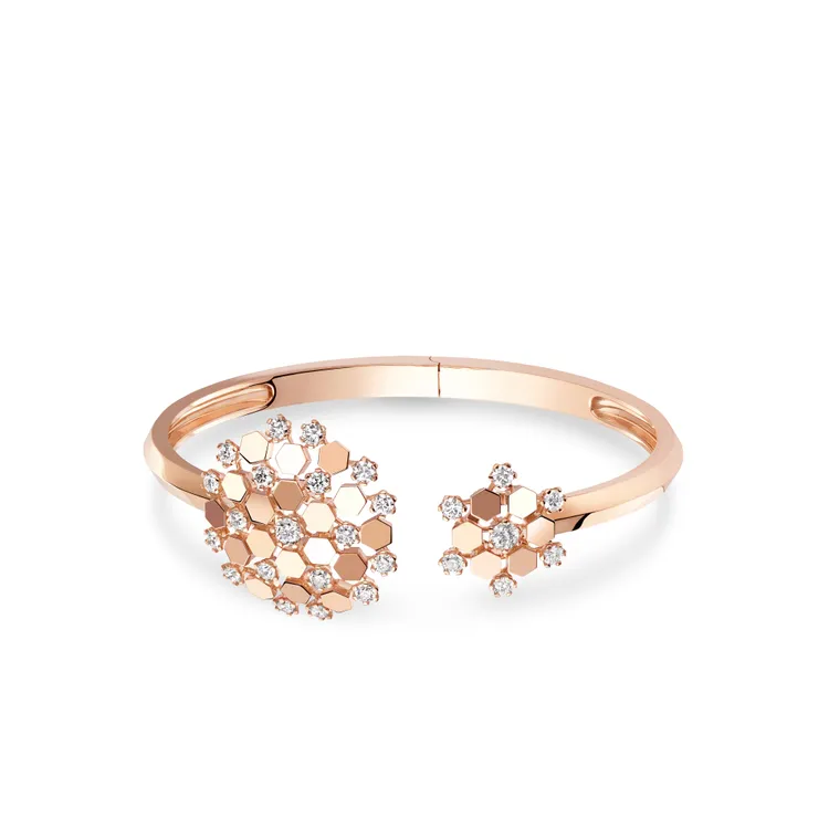Bee de Chaumet 18K玫瑰金手環，鑲嵌明亮式切割鑽石，76萬4000元。品牌提供