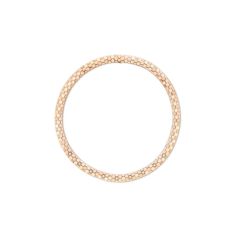 Bee de Chaumet 18K玫瑰金項鏈，鑲嵌明亮式切割鑽石，231萬6000元。品牌提供