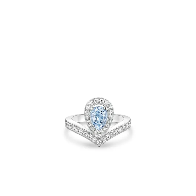 Joséphine Aigrette 18K白金戒指，鑲嵌梨形海藍寶石和明亮式切割鑽石，29萬8000元。品牌提供