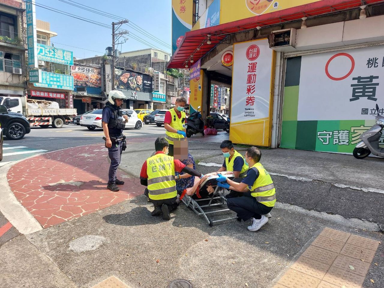 8旬阿嬤暈倒人行道 桃警巡邏及時發現伸援助送醫