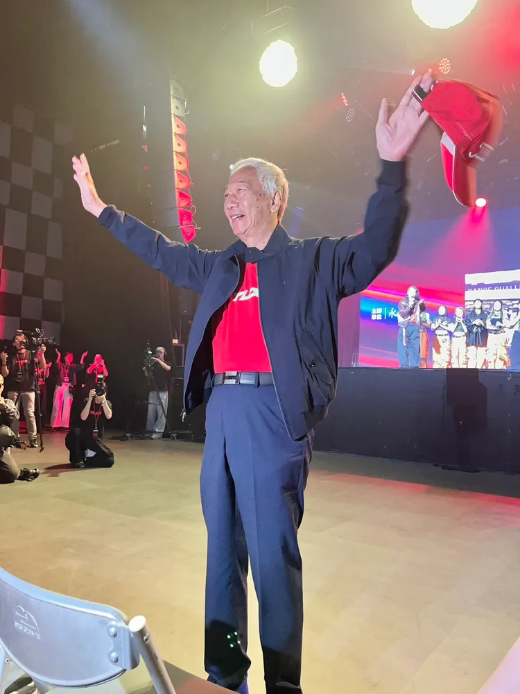 郭台銘脫帽致意。攝影中心攝