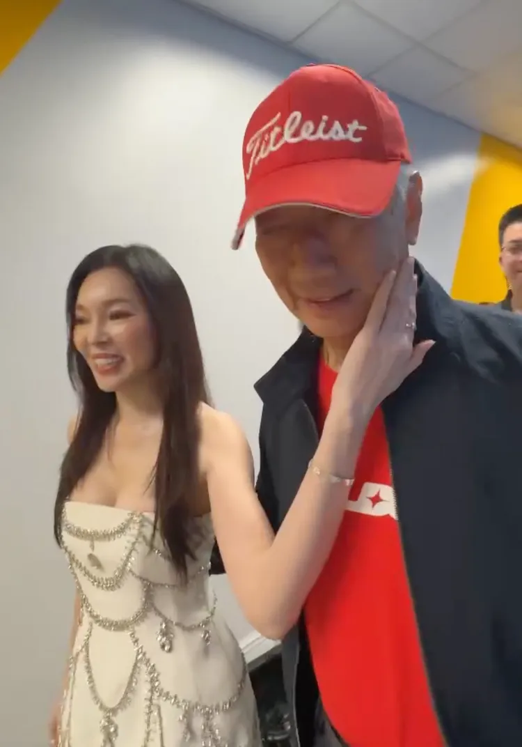 曾馨瑩（左）親暱摸郭台銘的臉。張家玲攝