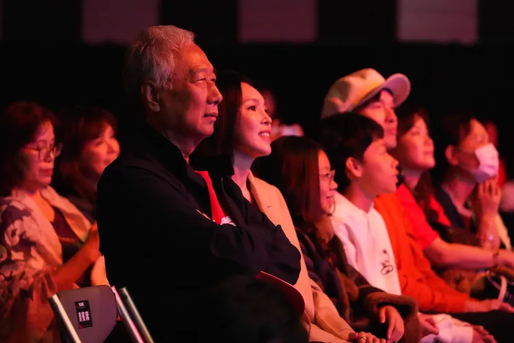 郭台銘和曾馨瑩在台下聆聽妞妞致詞。攝影中心攝