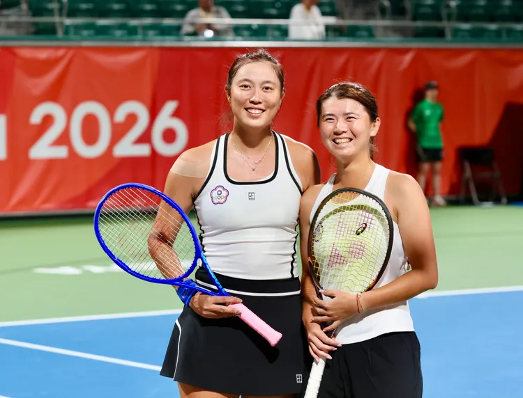 詹皓晴與吳芳嫻女雙也順利過關進入4強賽。代表團提供