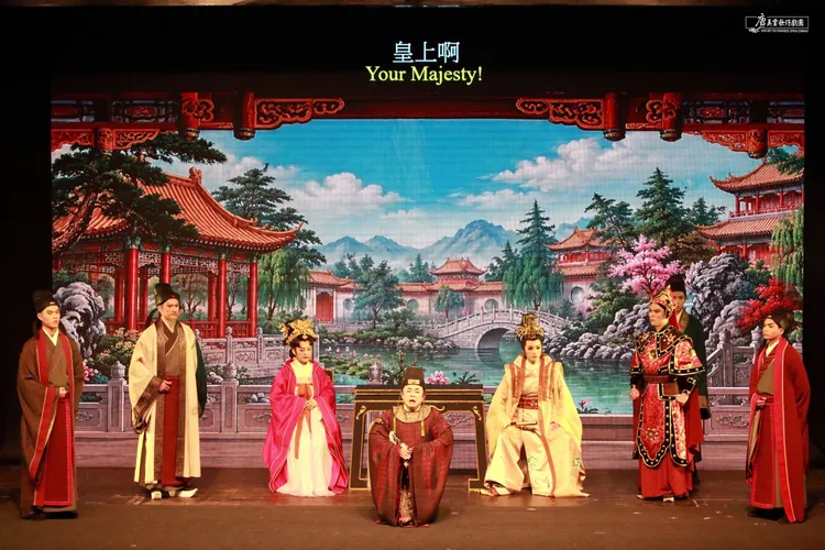唐美雲歌仔戲團演繹《龍鳳情緣》。