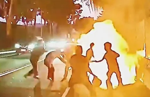 新北小貨車與3機車疑爆行車糾紛！　街頭混戰點燃信號彈火光四射引報案　