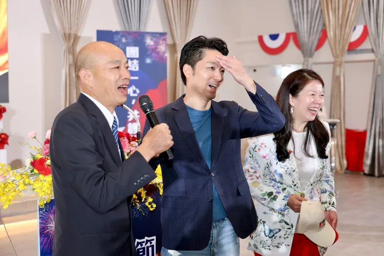 韓國瑜笑問蔣萬安最近額頭有點黑，是被太陽曬黑還是遭人抹黑，現場民眾回應「抹黑」。莊宗達攝