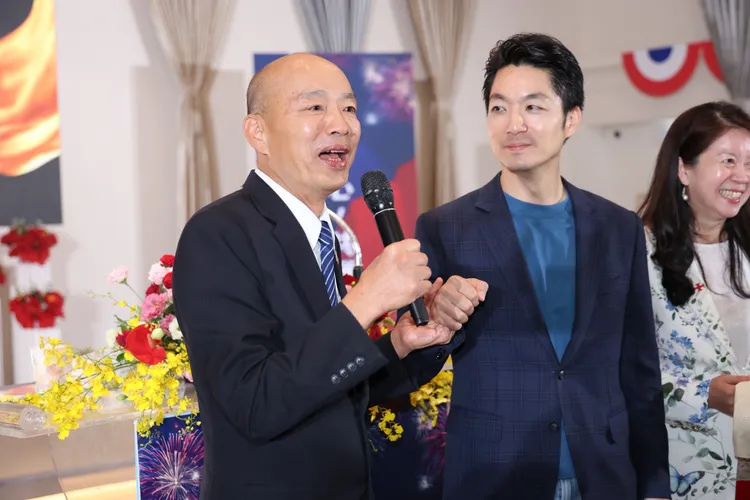 韓國瑜舉起蔣萬安的手高喊「凍蒜」。莊宗達攝
