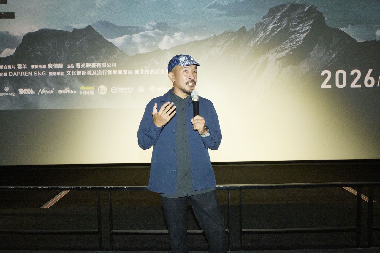 導演差點被落石擊中 驚險畫面全場驚呼