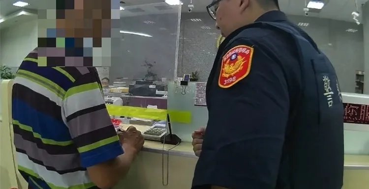 警方獲報後趕抵台銀並勸阻胡男匯款。翻攝畫面