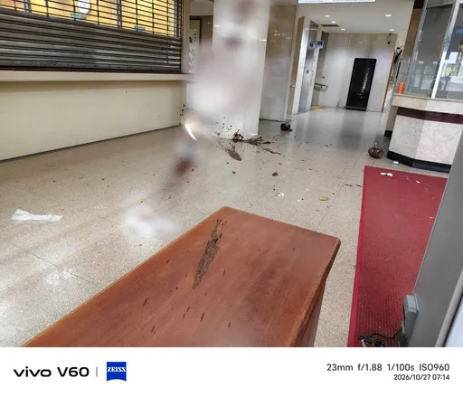 才遭計程車衝撞！台北地院再傳陳抗事件　男子清晨潑穢物現場惡臭
