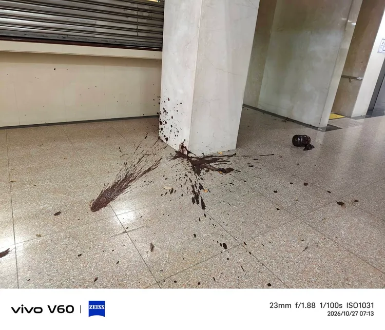 法院內柱子地面可見黑色汙穢，臭氣沖天。翻攝畫面