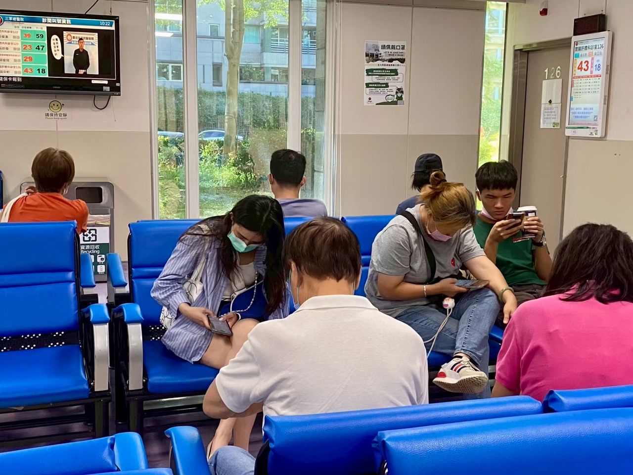聽到隔桌年輕人聊「老人免健保費」 他心驚:一個體制崩壞的開始