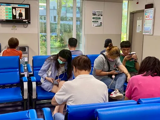 聽到隔桌年輕人聊「老人免健保費」　他心驚：一個體制崩壞的開始