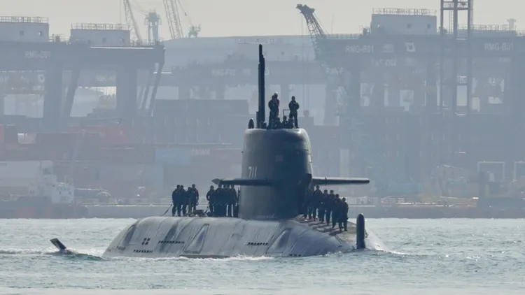 國造潛艦海鯤號（舷號711）駛出高雄港進行潛航測試。中央社