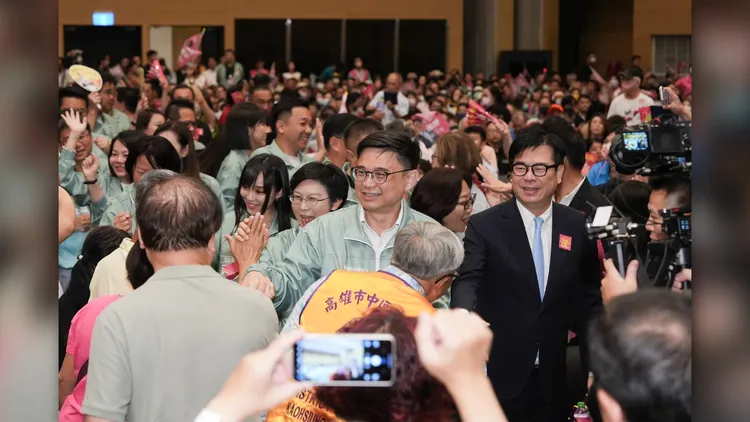 高雄市長陳其邁陪同賴瑞隆進場，致詞時再酸「愛情摩天輪」，不能再走回頭路。賴瑞隆競總提供