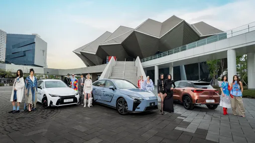 Lexus ES 500e亮相2026台北時裝週　攜IS 300h、LBX展現三種設計風格