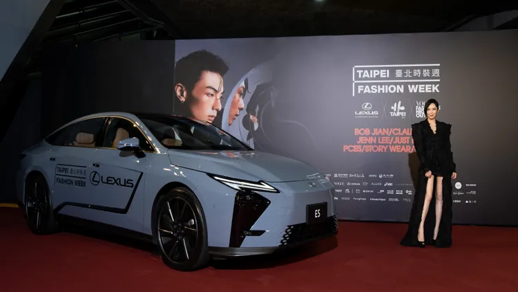 LEXUS前瞻純電豪華房車ES 500e化身「臺北時裝週展車」，與藝人天心同框，以前瞻車身設計映襯俐落時尚造型，展現移動美學與個人風格交會的優雅姿態。業者提供