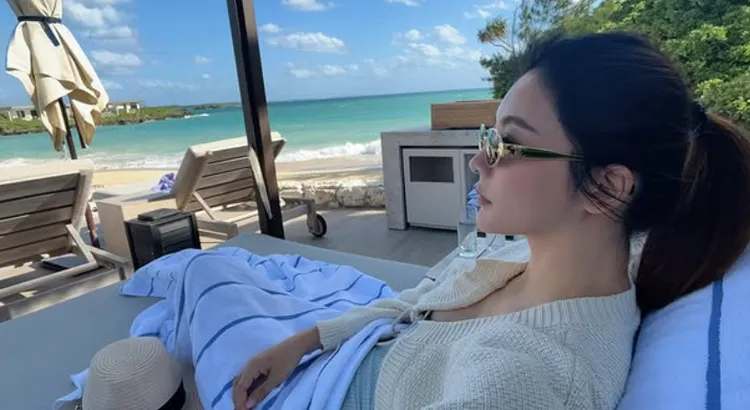 吳亞馨在宮古島悠閒看海。翻攝吳亞馨IG