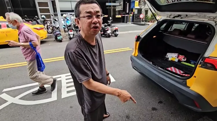 朱姓運將出面澄清，坦承的確有摔行李，但從頭到尾沒說仇韓言論。讀者提供