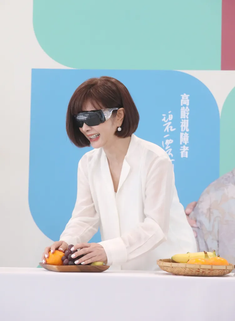 陳美鳳戴上視覺模擬眼鏡進行闖關。愛盲基金會提供
