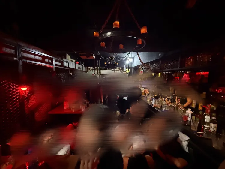 萬華警方昨持票搜索西樓知名酒吧，不料執勤過程中的言論遭炎上。警方提供