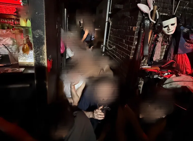 萬華警方昨持票搜索西樓知名酒吧，不料執勤過程中的言論遭炎上。警方提供