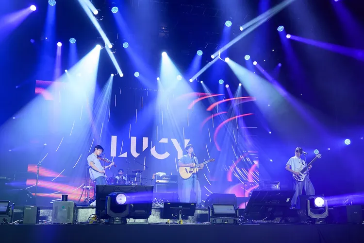 LUCY唱到一半，跳下台與粉絲互動。讀者提供