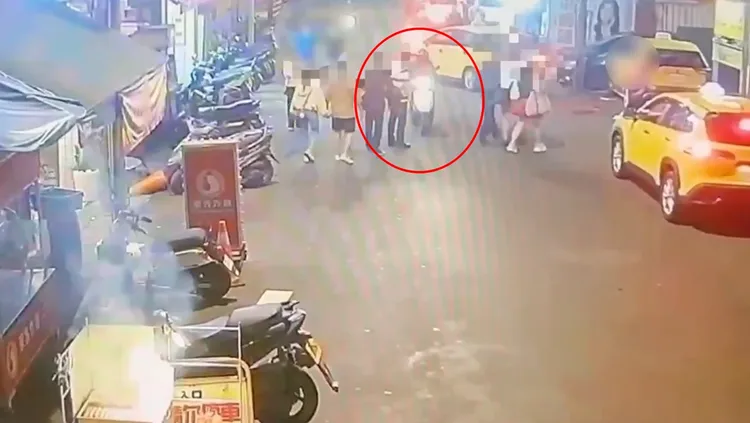 吳男與行人發生行車糾紛。翻攝畫面