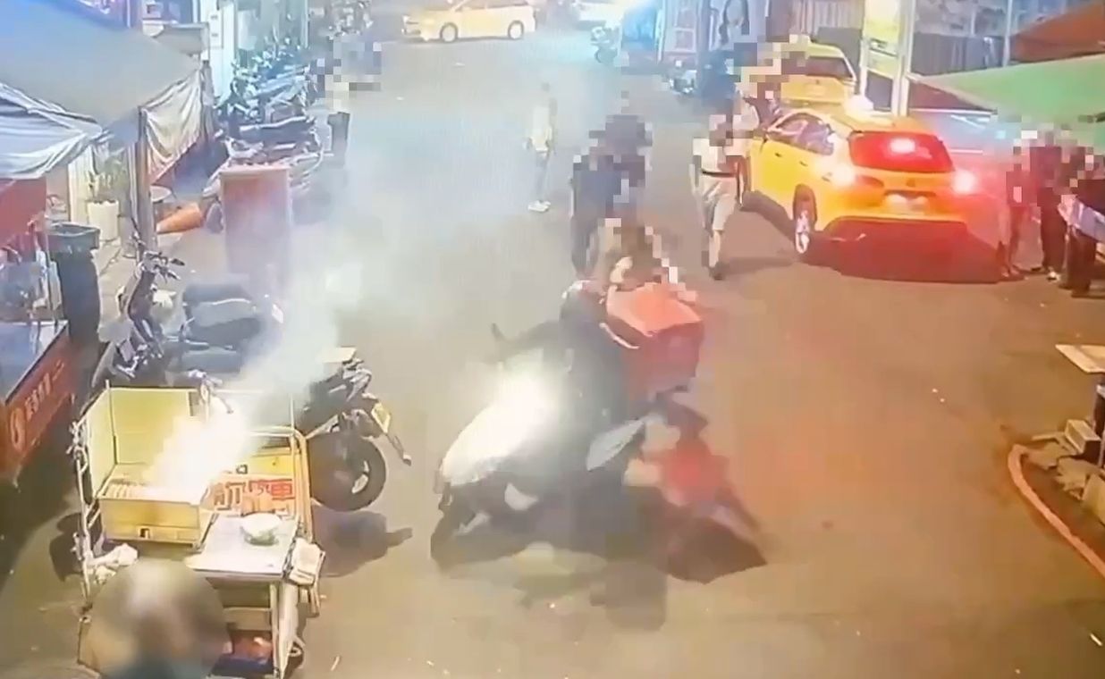 外送員行車糾紛嗆行人「這句話」 慘遭4人拉下車圍毆送醫