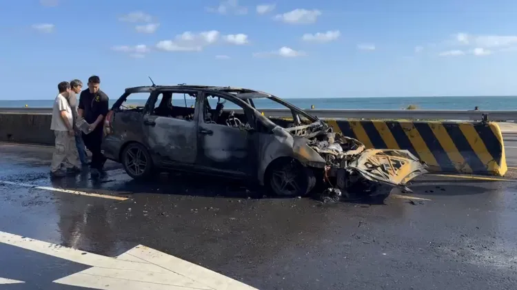 謝男車輛突然起火，所幸全案無人傷亡。翻攝照片