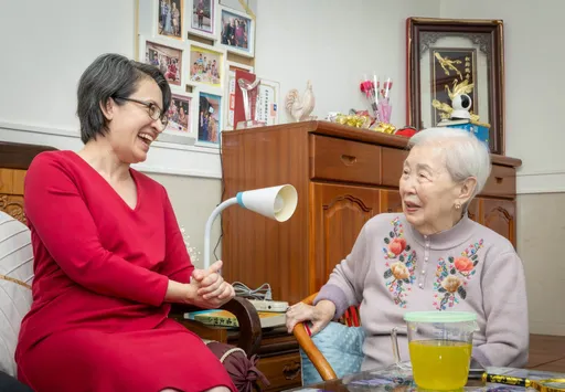 蕭美琴重陽前夕拜訪4人瑞！107歲阿嬤還會用AI