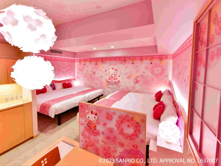 日本淺草「Asakusa Tobu Hotel」推出 Hello Kitty 聯名房型，讓可愛氣息一路延續到住宿時光。業者提供