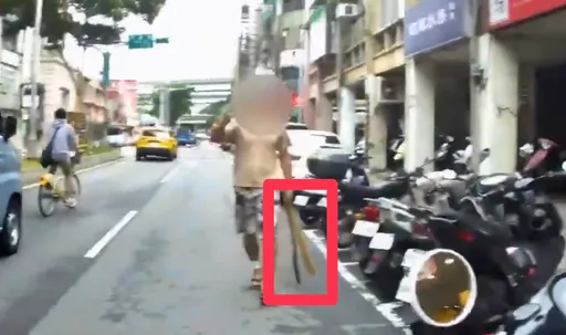 嚇！失意男手持除草刀、球棒逛大街　警到場「逼近對峙」驚險畫面曝